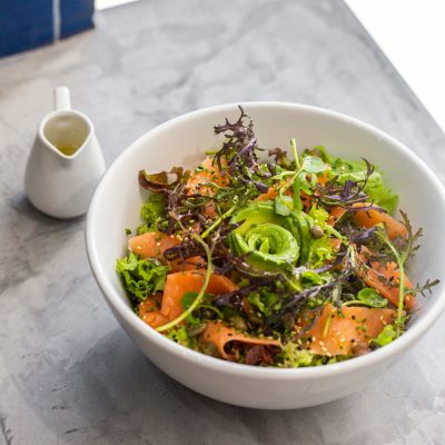 Ensalada salmón ahumado y palta